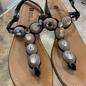 WOMEN’S size 5 white mountain sandals.
